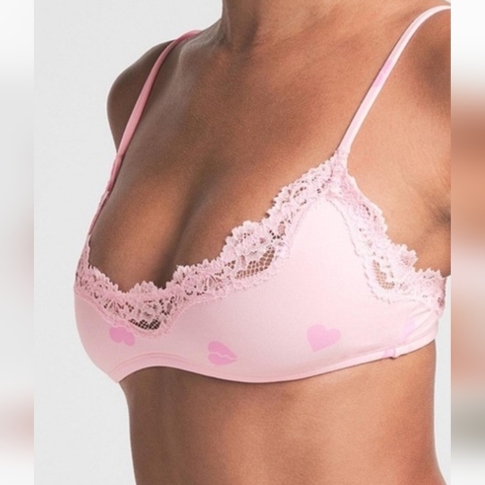 NWOT FITS EVERYBODY LACE SCOOP BRALETTE